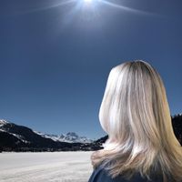 St Moritz, blauer strahlender Himmel, Blond Mèches und Langhaarschnitt